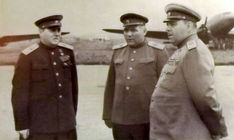 Главнокомандующий советскими войсками Дальнего Востока Маршал  Советского Союза А. М. Василевский (справа), командующий Забайкальским фронтом  Маршал Советского Союза Р. Я. Малиновский (в центре) и командующий 1-м Дальневосточным фронтом Маршал Советского Союза К. А. Мерецков на аэродроме в Дайрене