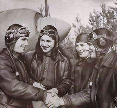 Летчик И. Н. Кожедуб — впоследствии трижды Герой  Советского Союза (слева) 6, 7 и 8 июля 1943 г. сбил четыре  самолета противника. Друзья поздравляют его с победой